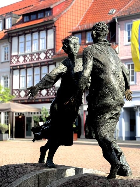 Bronzeskulptur eines laufenden Paars