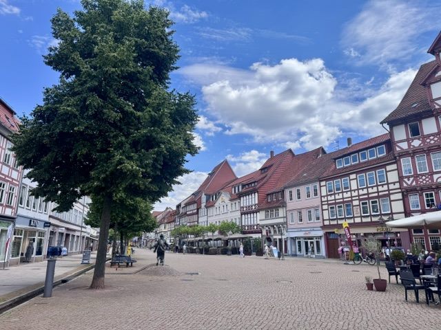 Fußgängerzone mit historischen Häusern