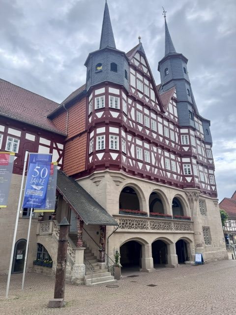 Historisches Fachwerkgebäude mit Türmen