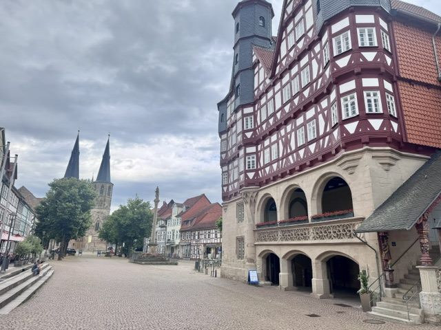 Marktplatz mit Fachwerk-Rathaus und Kirchtürmen