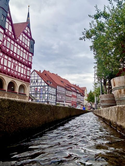 Wasserlauf zwischen Fachwerkhäusern