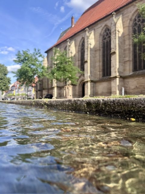 Wasserlauf vor historischer Kirche
